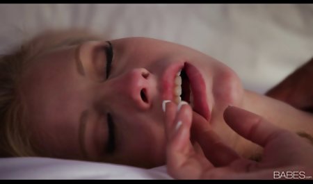 زن و شوهر آماتور روی تخت سک با زن عمو
