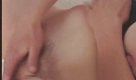 پریسلی داوسون بطری متحرک سک را در کس او قرار می دهد