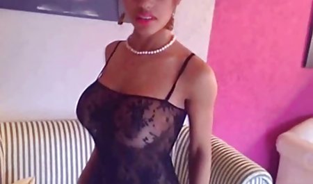 Hot Bella Beretta عینک سک هات خود را می پوشد و دچار ضرب و شتم می شود