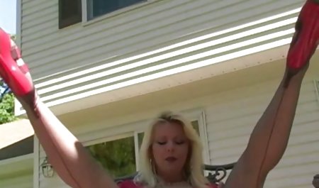 Busty Cougar Julia Ann در شورت سکس مرد با سک بند و جوراب ساق بلند برای شما!
